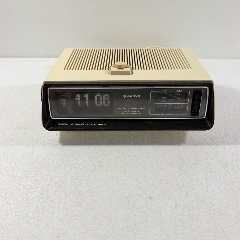 Vintage Sanyo RM 5011 Flip Numbers AM/FM Alarm Clock Radio PARTIALLY WORKS READ